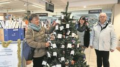 Marktleiterin Rebecca Hemeyer (Mitte) und Seniorenbeauftragter Harald Sommerfeld haben die Aktion vorbereitet. Brigitte von Glahn (li.) ist noch auf der Suche nach einem passenden Geschenk.