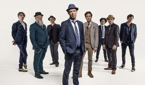 Vereinen Roots und Blues mit den Sounds der Moderne: Thorbjørn Risager & The Black Tornado.