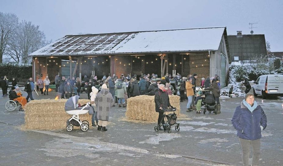 Zahlreiche Besucher:innen strömten zum „lebendigen Adventskalender auf dem Bauernhof“ in Hollen.