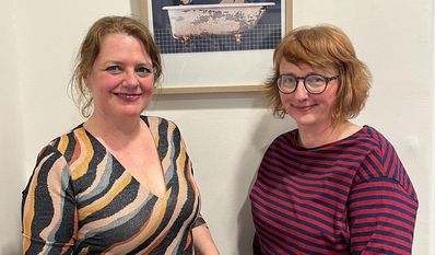 Kathrin Busch (links) und die Illustratorin Corinna Schmelter-Pourian freuen sich auf viele Besucher:innen.