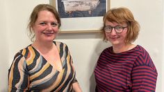 Kathrin Busch (links) und die Illustratorin Corinna Schmelter-Pourian freuen sich auf viele Besucher:innen.