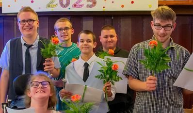 Die Absolventinnen und Absolventen beendeten ihre Schulzeit mit Zeugnissen, Blumen und einem stolzen Lächeln.