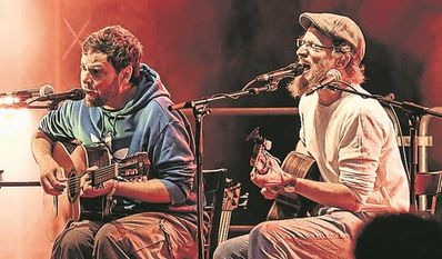 Perfektes Gitarrenspiel, guter Gesang und ein lustiges Programm warten auf das Publikum.