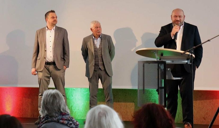 "Wir ehren in der heutigen Feierstunde Menschen, die ihre Zeit, ihre Kompetenz und ihre Energie für Aufgaben einsetzen, deren Erfüllung man nicht mit Geld bezahlen kann."