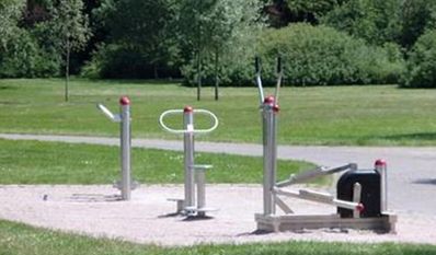 Der Ganzkörpertrainer (rechts) wurde beschädigt und bereits abgebaut.