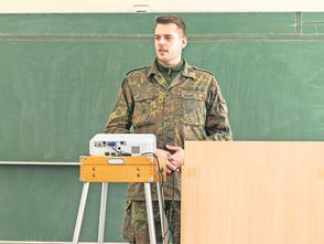 Ob künftig Zivilschutzübungen von Bundeswehrsoldaten an Schulen durchgeführt werden, ist umstritten.