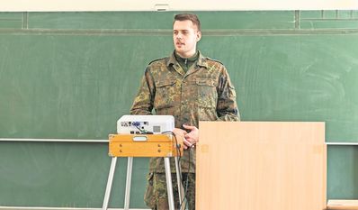 Ob künftig Zivilschutzübungen von Bundeswehrsoldaten an Schulen durchgeführt werden, ist umstritten.