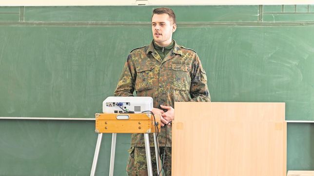 Ob künftig Zivilschutzübungen von Bundeswehrsoldaten an Schulen durchgeführt werden, ist umstritten.