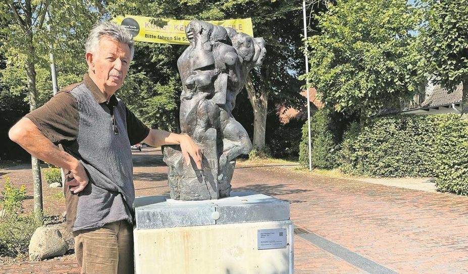 Bernd Altenstein mit einer Skulptur von ihm.