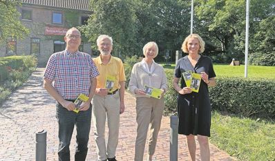 Bernd Altenstein mit einer Skulptur von ihm.