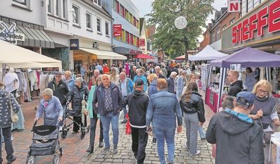 In der Bremervörder Innenstadt öffnen am kommenden Sonntag viele Geschäfte. Zudem findet ein Flohmarkt und ein Kunsthandwerkermarkt statt.