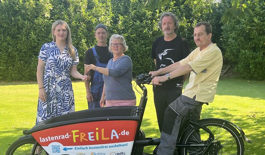 Das e-Lastenrad der Marke Urban Arrow mit einer Nutzlast von 150 kg bietet die Möglichkeit,  sicher zwei Kinder zu transportieren.