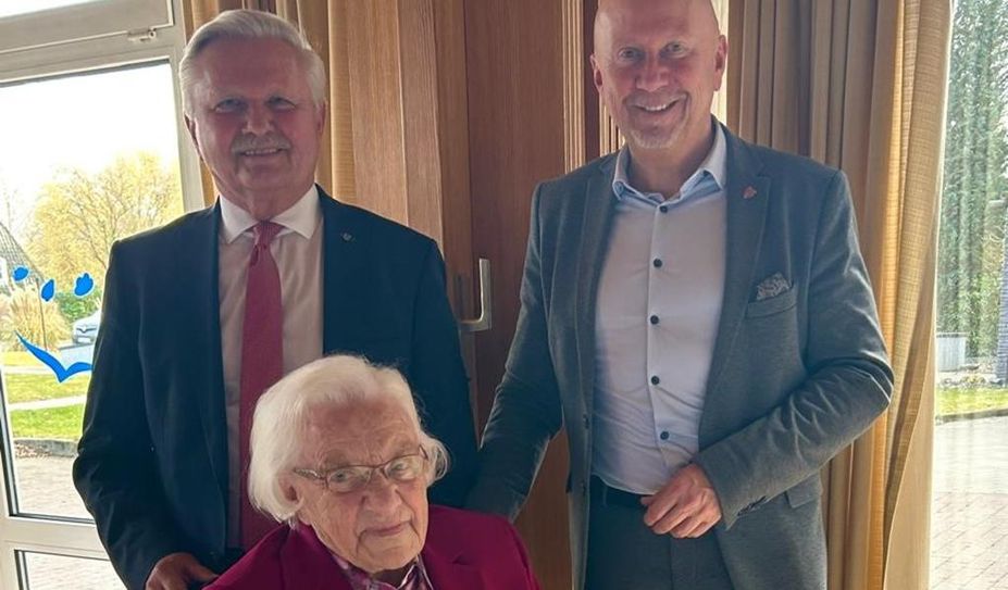 Michael Hannebacher (rechts) und Erich Gajdzik gratulierten Greta Eckhoff zu ihrem Geburtstag.