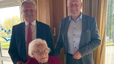 Michael Hannebacher (rechts) und Erich Gajdzik gratulierten Greta Eckhoff zu ihrem Geburtstag.