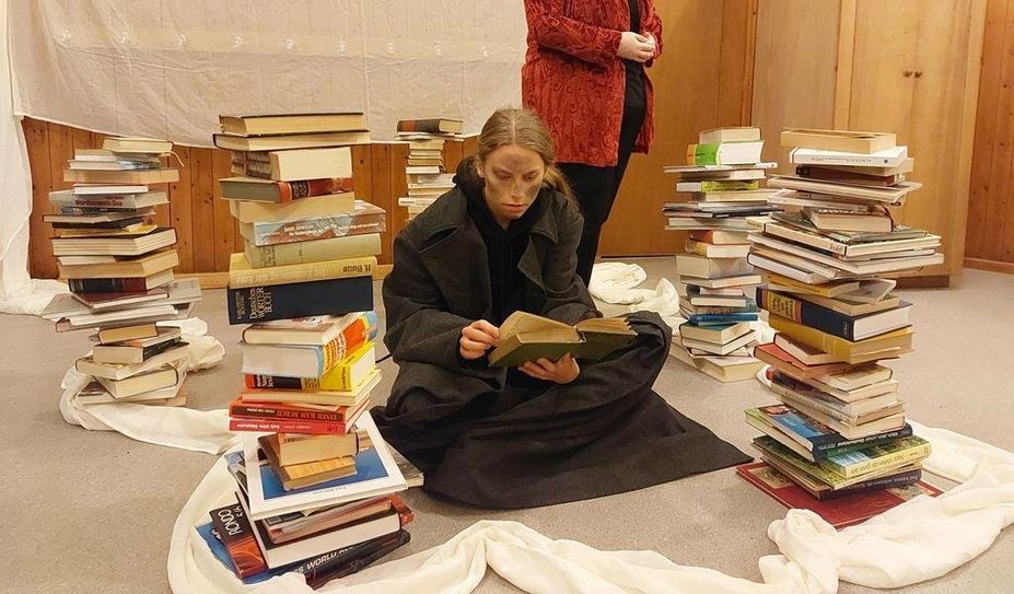 Bei den Proben bricht das Bühnenbild noch hin und wieder zusammen: Bücher spielen in „Tintenherz“ eine entscheidende Rolle. Foto: eb