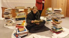 Bei den Proben bricht das Bühnenbild noch hin und wieder zusammen: Bücher spielen in „Tintenherz“ eine entscheidende Rolle. Foto: eb