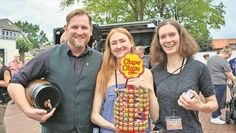 Gnarrenburgs Bürgermeister Marc Breitenfeld (hier mit Tochter und Lebensgefährtin) freut sich über eine gelungene Veranstaltung.