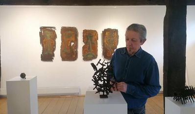 Karl Schmeichler mit seiner Figur „Griffig“ aus zusammengeschweißten Fenstergriffen.