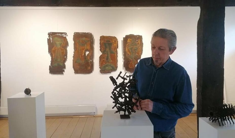 Karl Schmeichler mit seiner Figur „Griffig“ aus zusammengeschweißten Fenstergriffen.