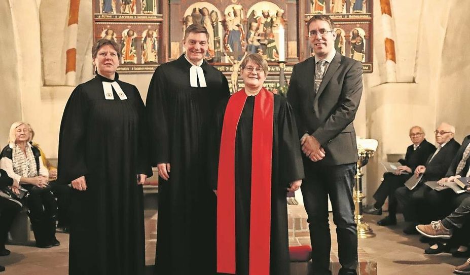 Pastorin Esther Ockuhn (v. li.), Superintendent Carsten Stock, Pastorin Sylvia Kilian-Heins und Diakon Holger Bredehöft.