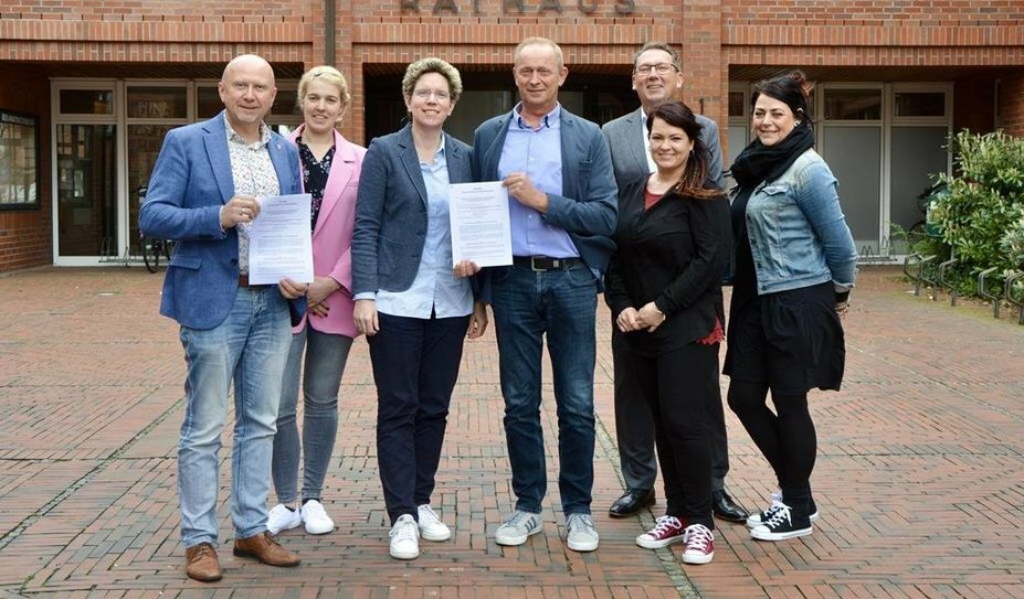Bürgermeister Michael Hannebacher (v. li.), Tanja Buck, Susanne Bähre, Sven Mikkelsen (CJD), Thorsten Küver, Wiebke Mayer und Raphaela Stoß freuen sich über die frisch unterschriebenen Kooperationsverträge.