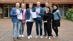 Bürgermeister Michael Hannebacher (v. li.), Tanja Buck, Susanne Bähre, Sven Mikkelsen (CJD), Thorsten Küver, Wiebke Mayer und Raphaela Stoß freuen sich über die frisch unterschriebenen Kooperationsverträge.