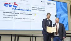 Die Förderurkunde wurde von Bundesverkehrsminister Patrick Schnieder (links) übergeben.