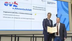 Die Förderurkunde wurde von Bundesverkehrsminister Patrick Schnieder (links) übergeben.