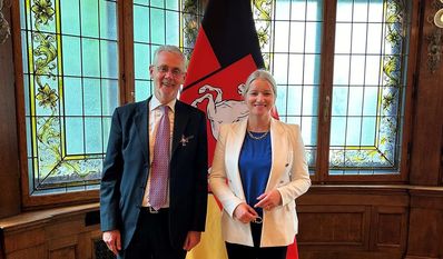 Justizministerin Dr. Kathrin Wahlmann überreichte Dr. Franz Rainer Enste das Verdienstkreuz am Bande.