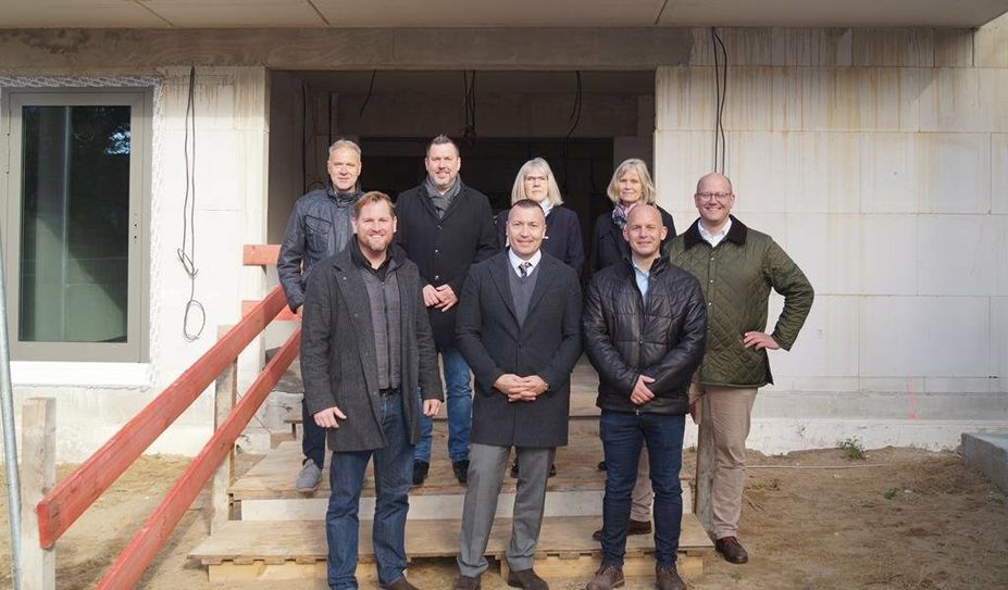 Gnarrenburgs Bürgermeister Marc Breitenfeld (vorne v. li.) freute sich mit Henning Koch, Projektleiter Cureus, und Marcus Mollik, Geschäftsführer WH Care, gemeinsam mit weiteren Gästen und Beteiligten über den Fortschritt des Bauvorhabens.