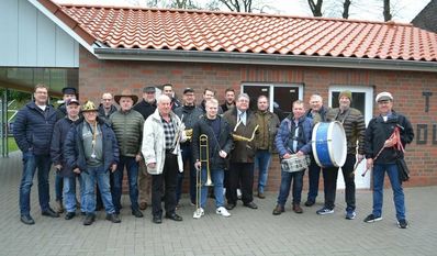 Bevor die Männer in den Faslom-Tag starten, werden der Faslommarsch und die Regeln des Tages von Henry Springer (rechts) bekannt gegeben.