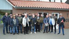 Bevor die Männer in den Faslom-Tag starten, werden der Faslommarsch und die Regeln des Tages von Henry Springer (rechts) bekannt gegeben.
