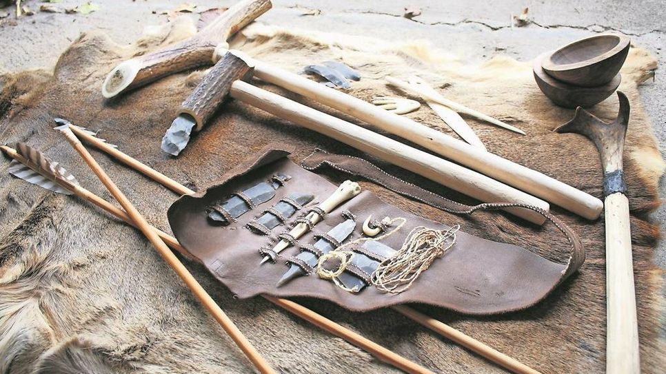 Mit verschiedenen Werkzeugen vereinfachten sich die Steinzeitmenschen ihr Leben.