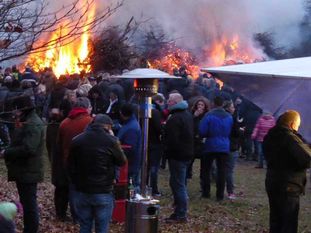 Geselligkeit am Feuer verspricht der Ritterhuder Schützenverein jedes Jahrs aufs Neue.