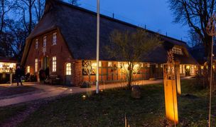 Kunsthandwerkliche Arbeiten auf zwei Etagen des Rathauses und auf dem Außengelände.