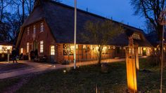 Kunsthandwerkliche Arbeiten auf zwei Etagen des Rathauses und auf dem Außengelände.