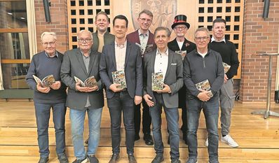 Die Mitglieder der Arbeitsgruppe und Autoren des neuen Jahrbuchs freuen sich, es unter die Bevölkerung zu bringen.