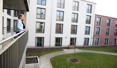 Ramp-up-Managerin Annika Elsner-Nehm und Marketingleiterin Christine Breyer auf dem Balkon vom Bewohnerrestaurant. Hier draußen soll ein insektenfreundliches Außengelände entstehen