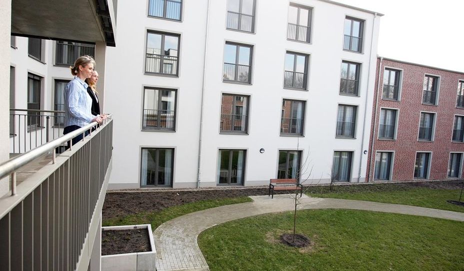 Ramp-up-Managerin Annika Elsner-Nehm und Marketingleiterin Christine Breyer auf dem Balkon vom Bewohnerrestaurant. Hier draußen soll ein insektenfreundliches Außengelände entstehen