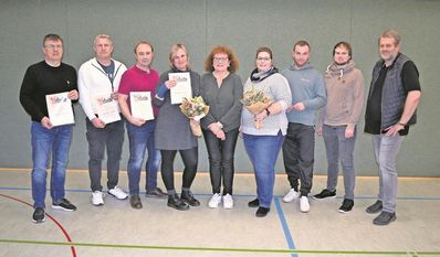 Der Vorsitzende Henry Springer (links) zeigt sich mit den geehrten und gewählten Mitglieder der diesjährigen Jahreshauptversammlung des TSV Hollen/Nord.