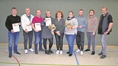 Der Vorsitzende Henry Springer (links) zeigt sich mit den geehrten und gewählten Mitglieder der diesjährigen Jahreshauptversammlung des TSV Hollen/Nord.
