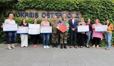 Vertreterinnen und Vertreter des Landkreises Osterholz, der Stadt Osterholz-Scharmbeck und der Logistikschule der Bundeswehr sowie Leitungen der Kindertagesstätten.