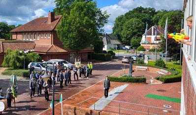 Von ein paar Tropfen Wasser ließen sich die Schützen in der Sommerhitze nicht abschrecken: Die Bürgermeisterin übergab letztlich die Schlüsselgewalt.