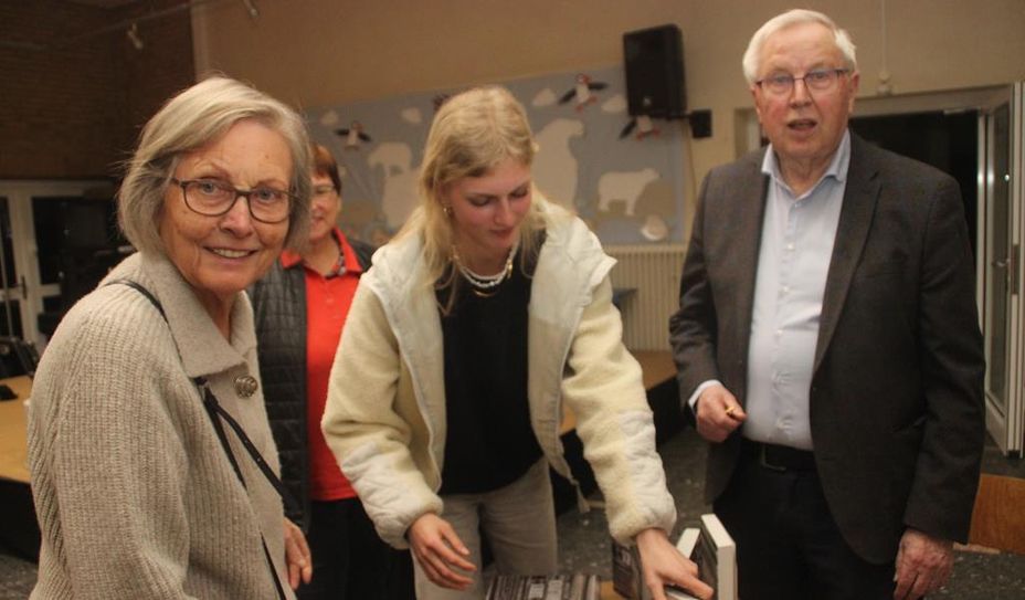 Wilfried Kalski, seine Frau Irmgard und Enkelin Paula bei der Vorbereitung der Buchpräsentation.