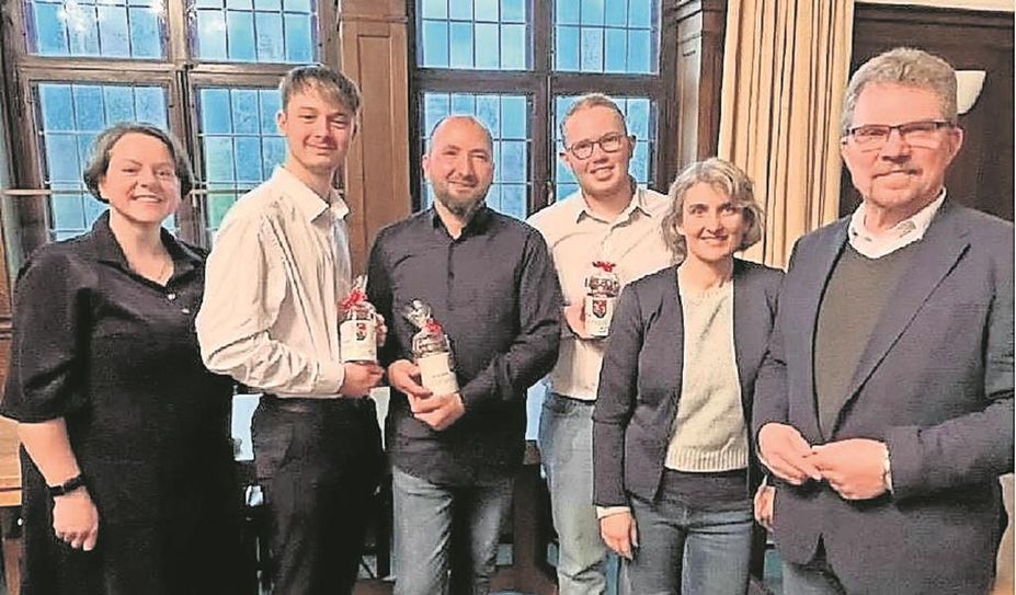 Léo (2. v. l.) und Elouan (4. v. l.) freuen sich auf eine spannende Zeit in Ritterhude.