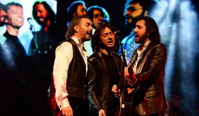 Singen die Hits der Bee Gees mit viel Hingabe: Die drei Brüder der Italian Bee Gees.