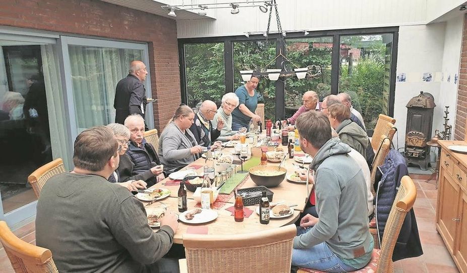 Hesedorf (eb). Die SPD-Bremervörde veranstaltete zum Ende der Sommerferien ein Grillfest und leitete damit ihre politische Arbeit wieder ein. Neben der Vorsitzenden Doris Brandt kamen auch Vertreter:innen des Stadtrats und einige Mitglieder zusammen. Die Runde setzte sich mit politischen Themen aus dem Landkreis, Niedersachsen und der Bundesregierung auseinander. Auch für die Arbeit vor Ort sei der persönliche Kontakt zu den Bürger:innen die beste Methode, um herauszufinden, welche Probleme sie beschäftigen.