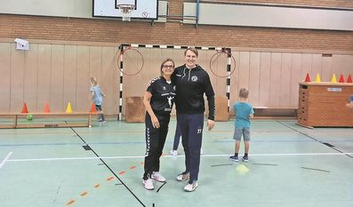 Sandra Pragmann und Felix Weber unterstützten die Kinder bei der Verbesserung ihrer Handballtechniken.