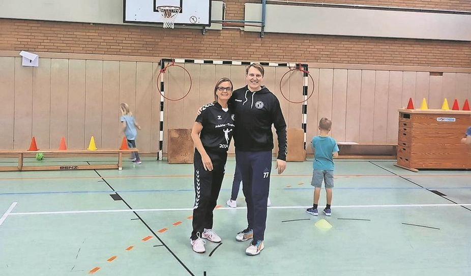 Sandra Pragmann und Felix Weber unterstützten die Kinder bei der Verbesserung ihrer Handballtechniken.