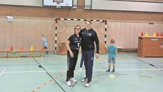 Sandra Pragmann und Felix Weber unterstützten die Kinder bei der Verbesserung ihrer Handballtechniken.